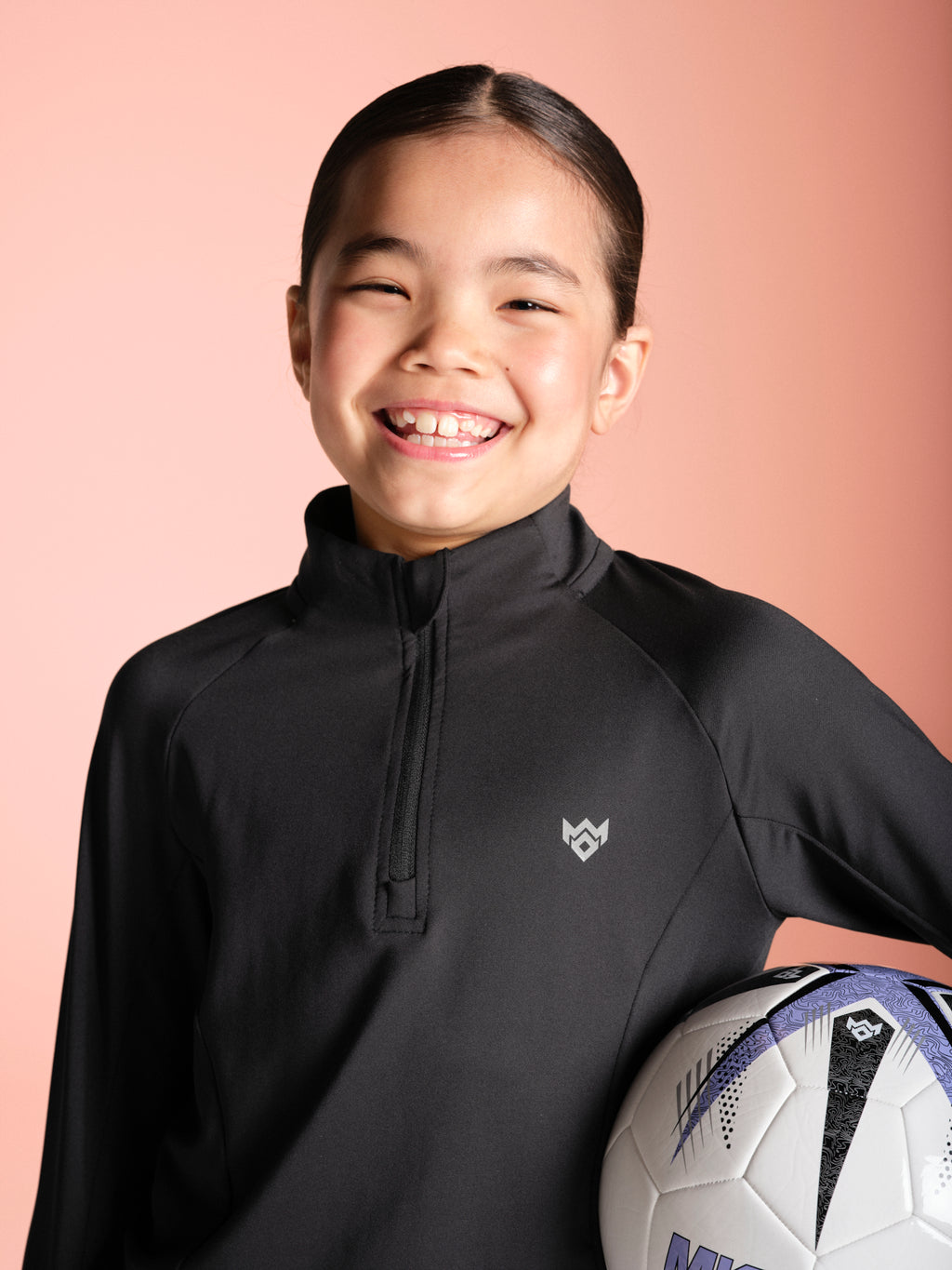 Poppy 1/4 zip girls training top black on pitch logo deail