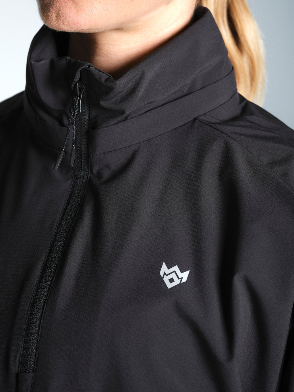 Misskick Tifoso wind breaker black logo detail